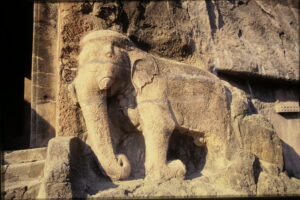 Elefant utanför en "Chaitya"