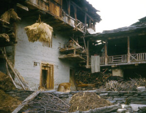 Kath-Khuni house. Notice the loom on the balcony